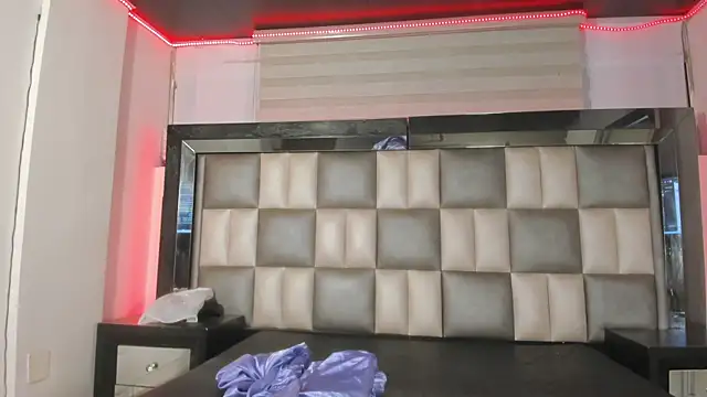 abbiecollins js online show from 11/11/25, 03:23