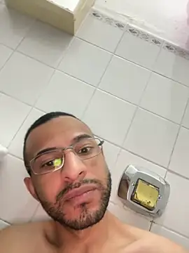 Snapshot of pauzudomoreno1 chatting on 12/17/25, 01:43 pauzudomoreno1 online show from 12/17/25, 01:43