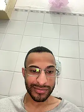 Snapshot of pauzudomoreno1 chatting on 12/17/25, 09:31 pauzudomoreno1 online show from 12/17/25, 09:31