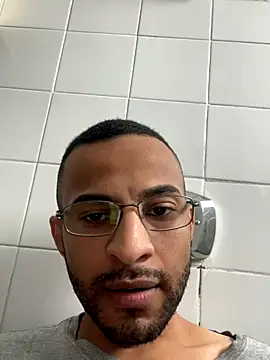 Snapshot of pauzudomoreno1 chatting on 12/14/25, 07:19 pauzudomoreno1 online show from 12/14/25, 07:19