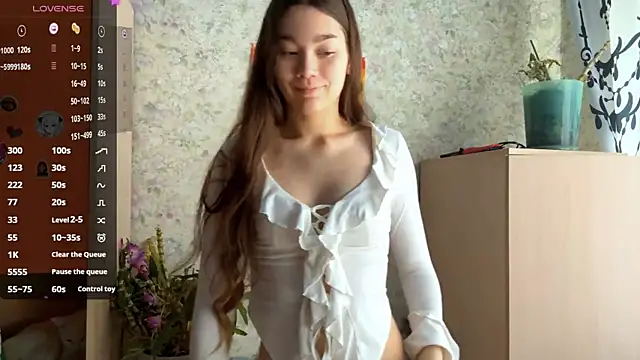 Snapshot of Cuteviola chatting on 04/21/26, 12:56 Cuteviola online show from 04/21/26, 12:56