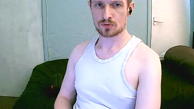 Snapshot of britlad77 chatting on 09/19/25, 04:00 britlad77 online show from 09/19/25, 04:00