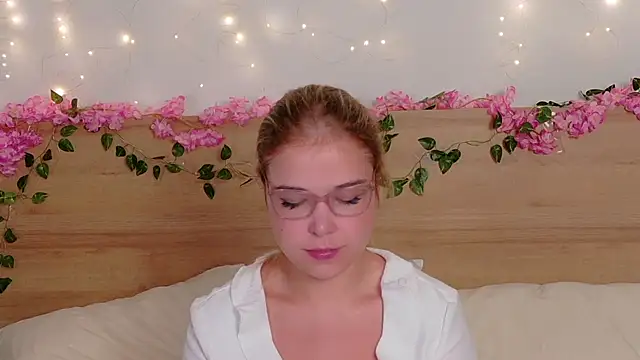 Lilith Bonheur online show from 10/15/25, 08:06