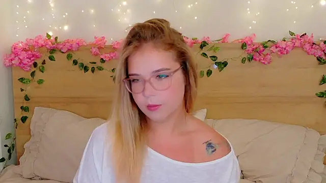 Lilith Bonheur online show from 11/08/25, 09:18