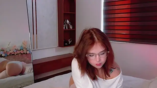 Snapshot of Lilith_Bonheur chatting on 06/11/26, 12:32 Lilith Bonheur online show from 06/11/26, 12:32