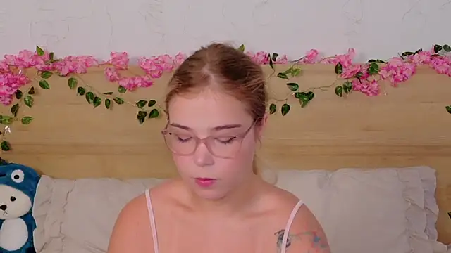 Lilith Bonheur online show from 10/26/25, 08:20