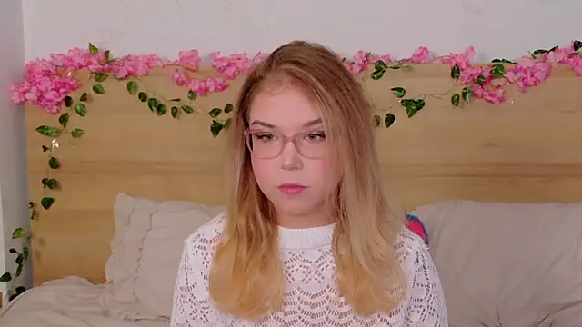 Lilith Bonheur online show from 10/24/25, 09:25