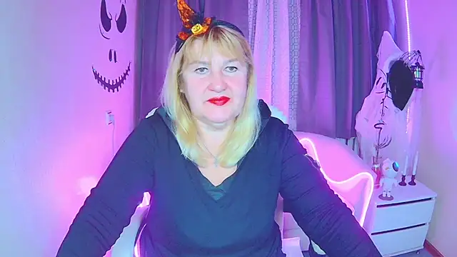 EmmaEllison online show from 10/31/25, 07:05