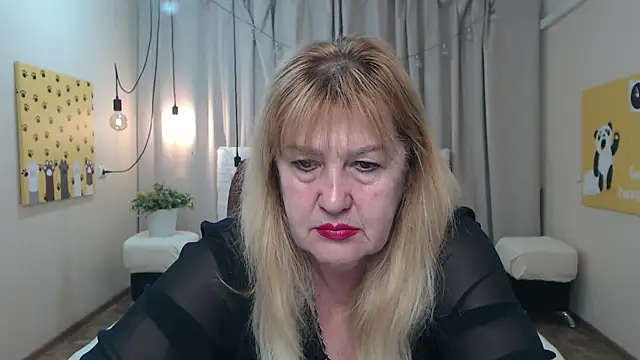Snapshot of EmmaEllison chatting on 05/21/26, 06:22 EmmaEllison online show from 05/21/26, 06:22