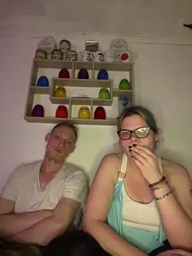 Snapshot of HartUndHerzlichCouple chatting on 10/23/25, 09:02 HartUndHerzlichCouple online show from 10/23/25, 09:02