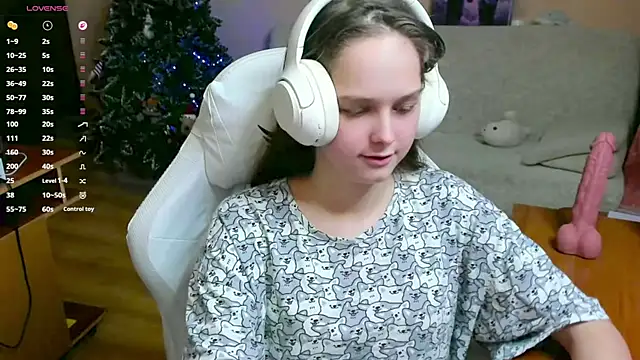 Snapshot of SharybbFace chatting on 11/13/25, 03:49 SharybbFace online show from 11/13/25, 03:49