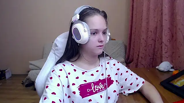 Snapshot of SharybbFace chatting on 10/16/25, 03:31 SharybbFace online show from 10/16/25, 03:31