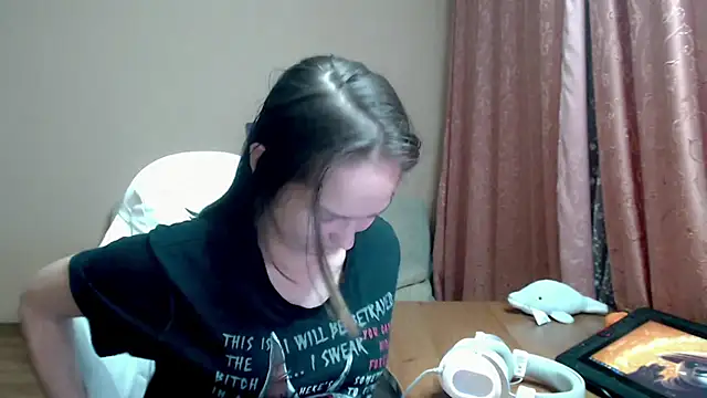 Snapshot of SharybbFace chatting on 10/14/25, 03:23 SharybbFace online show from 10/14/25, 03:23