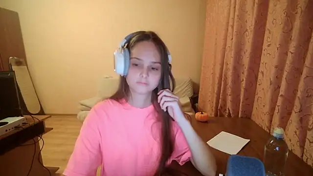 Snapshot of SharybbFace chatting on 09/19/25, 04:00 SharybbFace online show from 09/19/25, 04:00