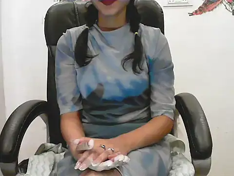 Snapshot of short_girl_ chatting on 06/21/26, 04:46 short girl online show from 06/21/26, 04:46