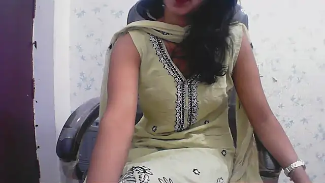 short girl  online show from 04/18/26, 12:02