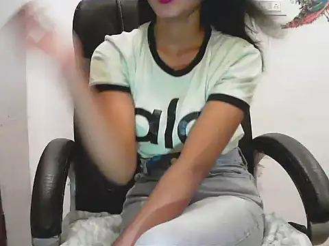 Snapshot of short_girl_ chatting on 07/02/26, 04:57 short girl online show from 07/02/26, 04:57