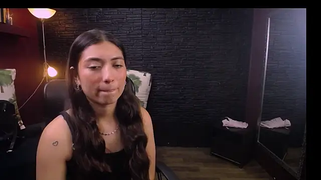 Snapshot of Lizzie_Collin chatting on 10/01/25, 01:37 Lizzie Collin online show from 10/01/25, 01:37