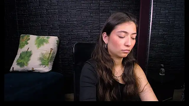 Snapshot of Lizzie_Collin chatting on 10/21/25, 02:05 Lizzie Collin online show from 10/21/25, 02:05