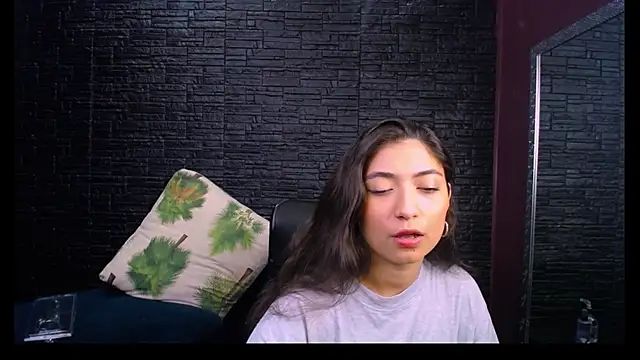 Snapshot of Lizzie_Collin chatting on 10/18/25, 01:46 Lizzie Collin online show from 10/18/25, 01:46