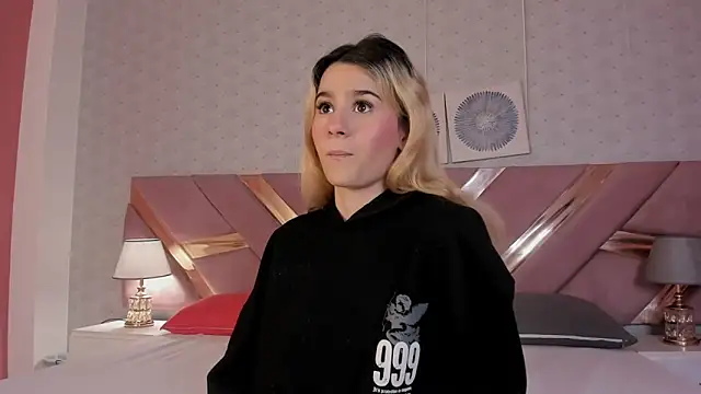 ChloeLaurentt online show from 12/03/25, 12:59