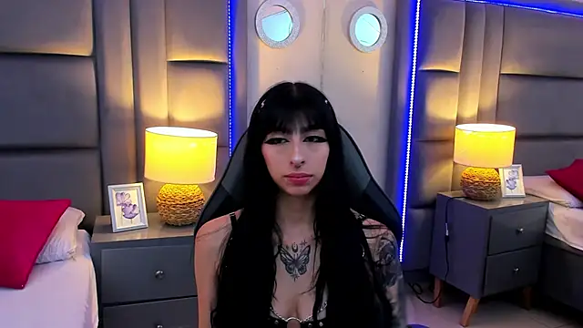 Snapshot of LaylaaDoll chatting on 10/18/25, 06:21 LaylaaDoll online show from 10/18/25, 06:21