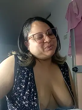 Snapshot of Chiki_hot92 chatting on 10/14/25, 06:19 Chiki hot92 online show from 10/14/25, 06:19