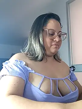 Snapshot of Chiki_hot92 chatting on 10/16/25, 08:28 Chiki hot92 online show from 10/16/25, 08:28