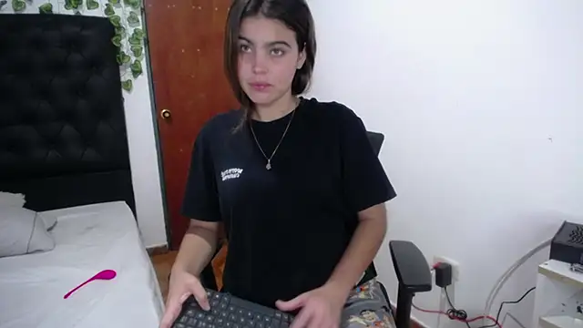 Snapshot of isabel_09 chatting on 11/06/25, 03:10 isabel 09 online show from 11/06/25, 03:10