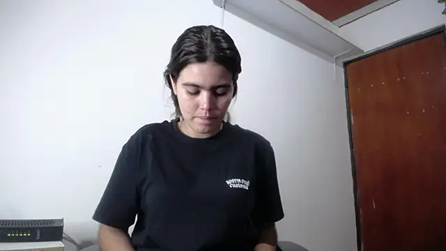 Snapshot of isabel_09 chatting on 10/22/25, 03:17 isabel 09 online show from 10/22/25, 03:17