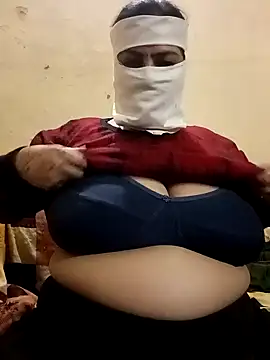 Snapshot of Love-890 chatting on 10/28/25, 01:32 Love-890 online show from 10/28/25, 01:32