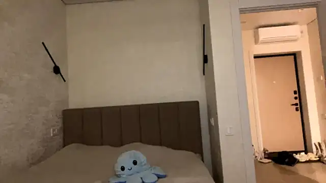 Snapshot of FavorLeila chatting on 10/15/25, 02:03 FavorLeila online show from 10/15/25, 02:03