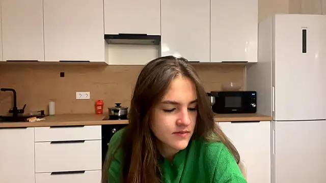 Snapshot of FavorLeila chatting on 10/08/25, 02:07 FavorLeila online show from 10/08/25, 02:07