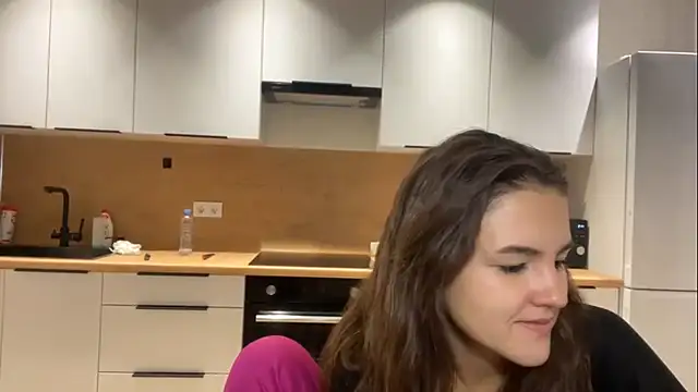 Snapshot of FavorLeila chatting on 10/27/25, 02:07 FavorLeila online show from 10/27/25, 02:07