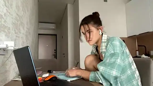 Snapshot of FavorLeila chatting on 09/28/25, 01:18 FavorLeila online show from 09/28/25, 01:18