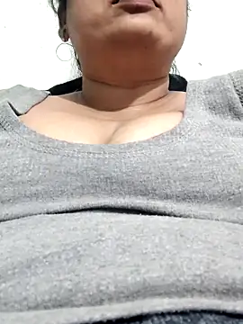 Snapshot of Mmm143 chatting on 02/15/26, 06:14 Mmm143 online show from 02/15/26, 06:14