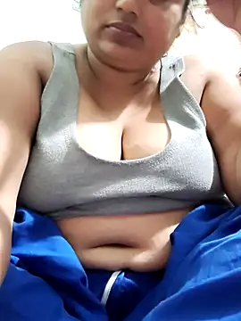 Snapshot of Mmm143 chatting on 02/17/26, 08:39 Mmm143 online show from 02/17/26, 08:39