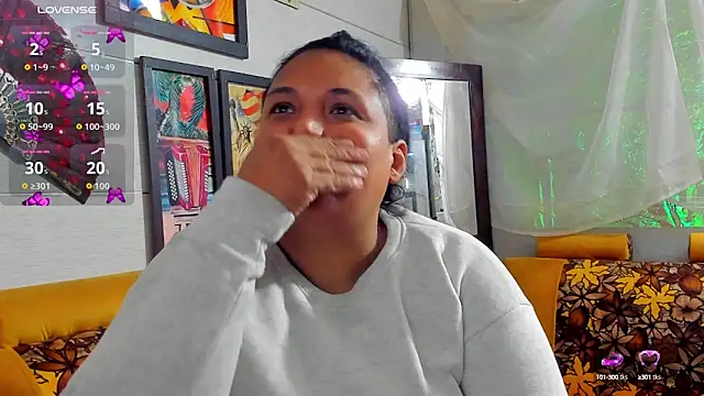 Snapshot of Girl_luna_ chatting on 10/11/25, 05:36 Girl luna online show from 10/11/25, 05:36