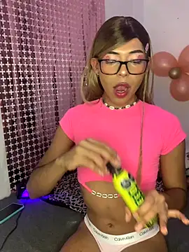 Snapshot of Sweet_Tyra_Doll chatting on 10/19/25, 08:28 Sweet Tyra Doll online show from 10/19/25, 08:28