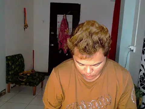 Snapshot of Gayasianzowe chatting on 09/26/25, 10:38 Gayasianzowe online show from 09/26/25, 10:38