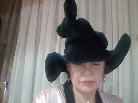 Lomivah online show from 10/31/25, 04:14