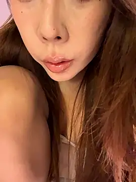 Snapshot of qianhan_x chatting on 03/12/26, 02:43 qianhan x online show from 03/12/26, 02:43