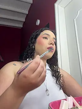 Snapshot of krisstenSantos chatting on 12/20/25, 01:14 krisstenSantos online show from 12/20/25, 01:14