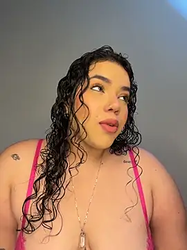 Snapshot of krisstenSantos chatting on 02/13/26, 01:33 krisstenSantos online show from 02/13/26, 01:33