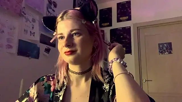 Snapshot of PinkVampire chatting on 10/07/25, 08:43 PinkVampire online show from 10/07/25, 08:43