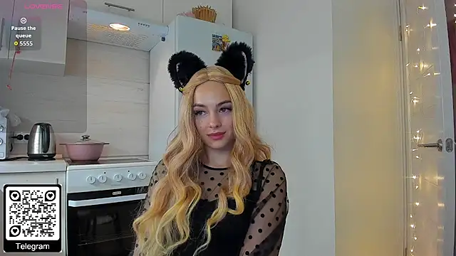 Snapshot of KristenHarrington chatting on 12/17/25, 01:38 KristenHarrington online show from 12/17/25, 01:38