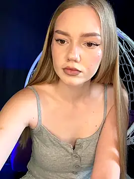 MilaMoone online show from 11/18/25, 11:02