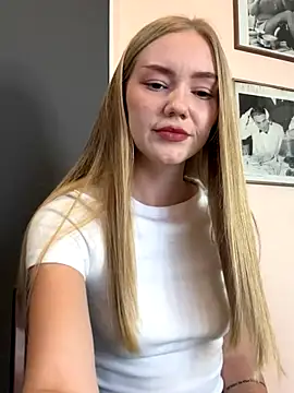 Snapshot of MilaMoone chatting on 09/30/25, 11:49 MilaMoone online show from 09/30/25, 11:49