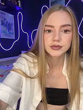 Snapshot of MilaMoone chatting on 10/19/25, 09:12 MilaMoone online show from 10/19/25, 09:12