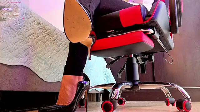 Snapshot of heylovelygirl chatting on 02/17/26, 02:58 heylovelygirl online show from 02/17/26, 02:58